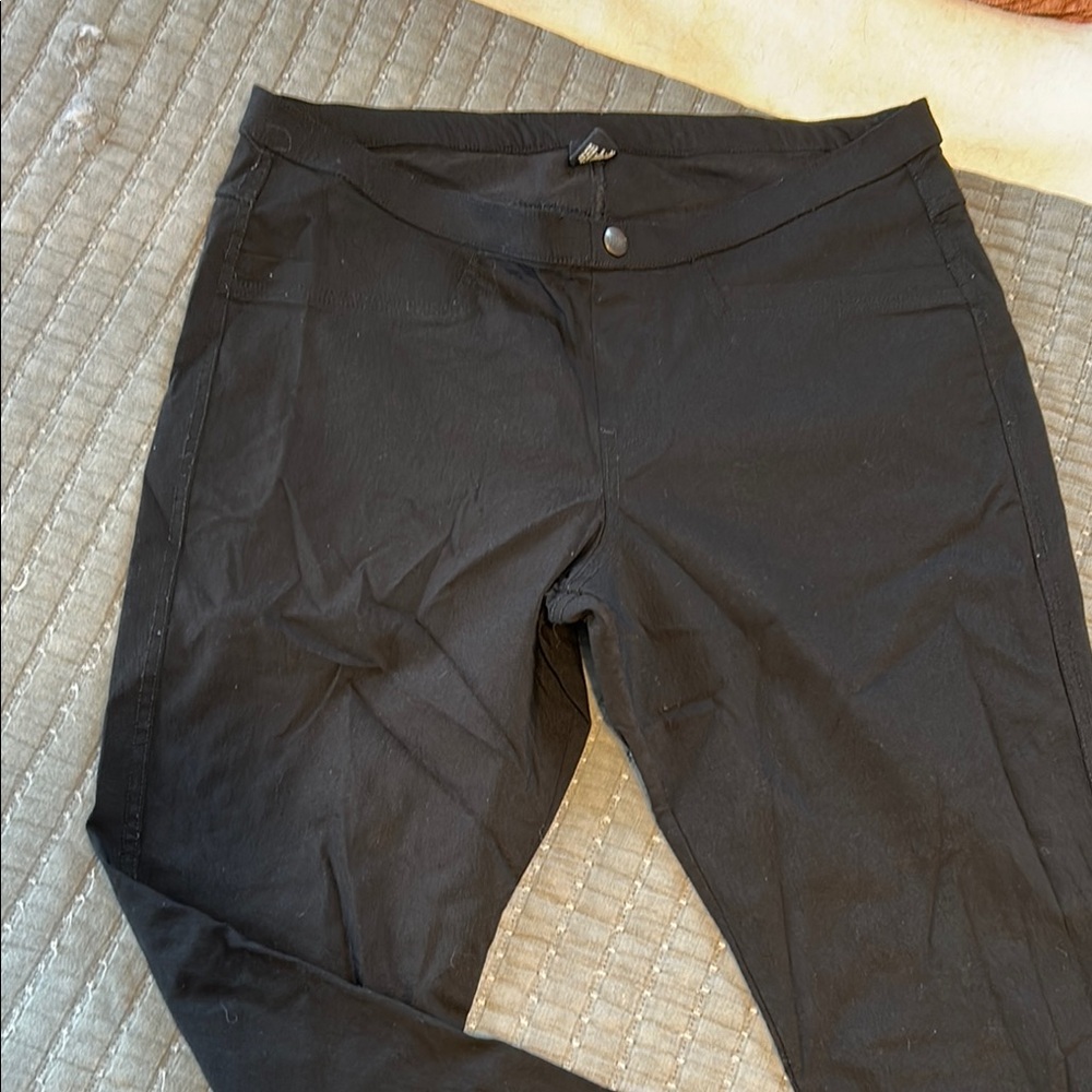 HUE pull on pants
